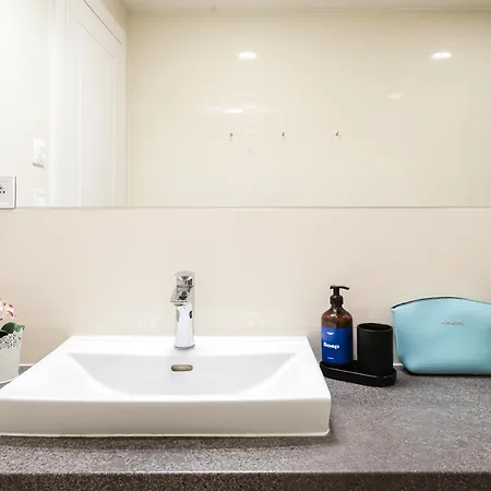 Days - One-bedroom With Netflix And High Speed Wifi In Karlin