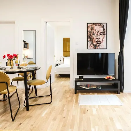 Days - One-bedroom With Netflix And High Speed Wifi In Karlin Prag