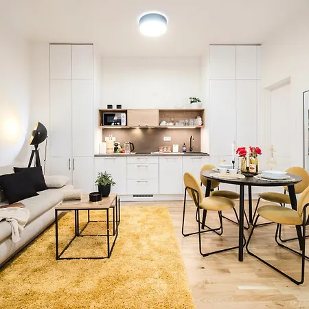 Lejlighed Days - One-bedroom With Netflix And High Speed Wifi In Karlin Prag