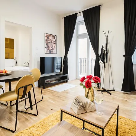 Days - One-bedroom With Netflix And High Speed Wifi In Karlin Prag