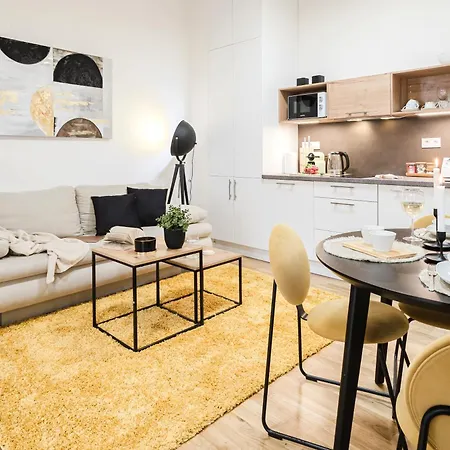 Lejlighed Days - One-bedroom With Netflix And High Speed Wifi In Karlin Prag