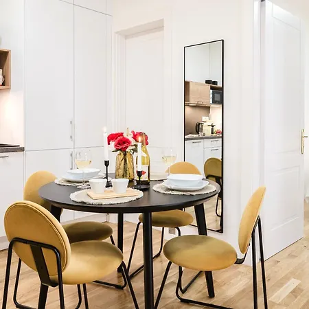 Days - One-bedroom With Netflix And High Speed Wifi In Karlin Apartment