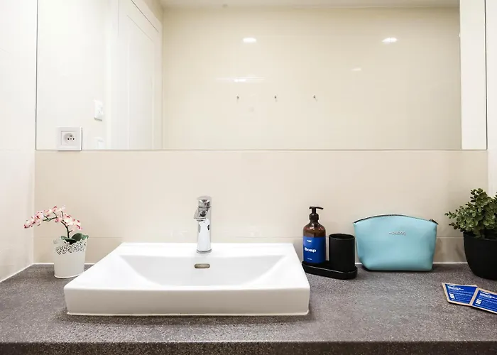 Days - One-bedroom With Netflix And High Speed Wifi In Karlin