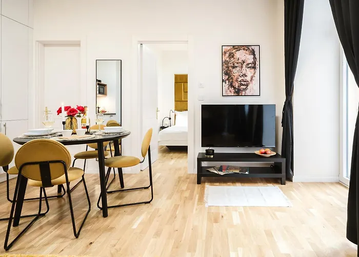 Days - One-bedroom With Netflix And High Speed Wifi In Karlin Prag