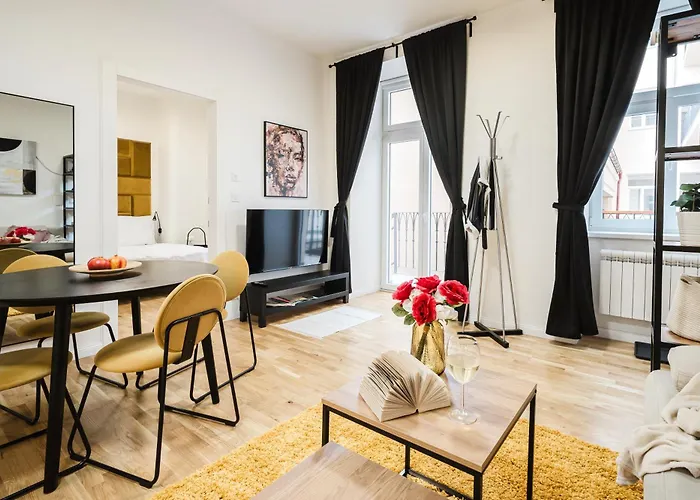 Days - One-bedroom With Netflix And High Speed Wifi In Karlin Prag
